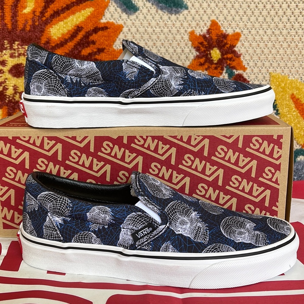 Vans Classic Slip-On
(Wireframe Skulls) Black/Trwht 
VNOA33TB9IB
WMNS sneakers